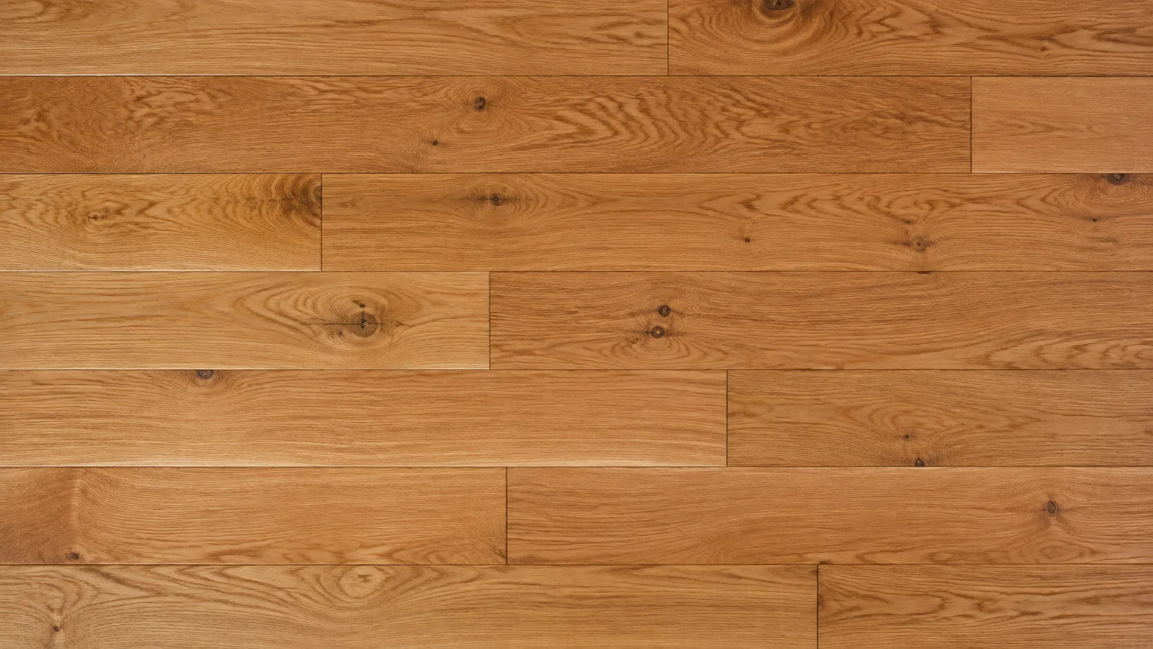 Detalle cenital de vetas naturales en un piso de madera