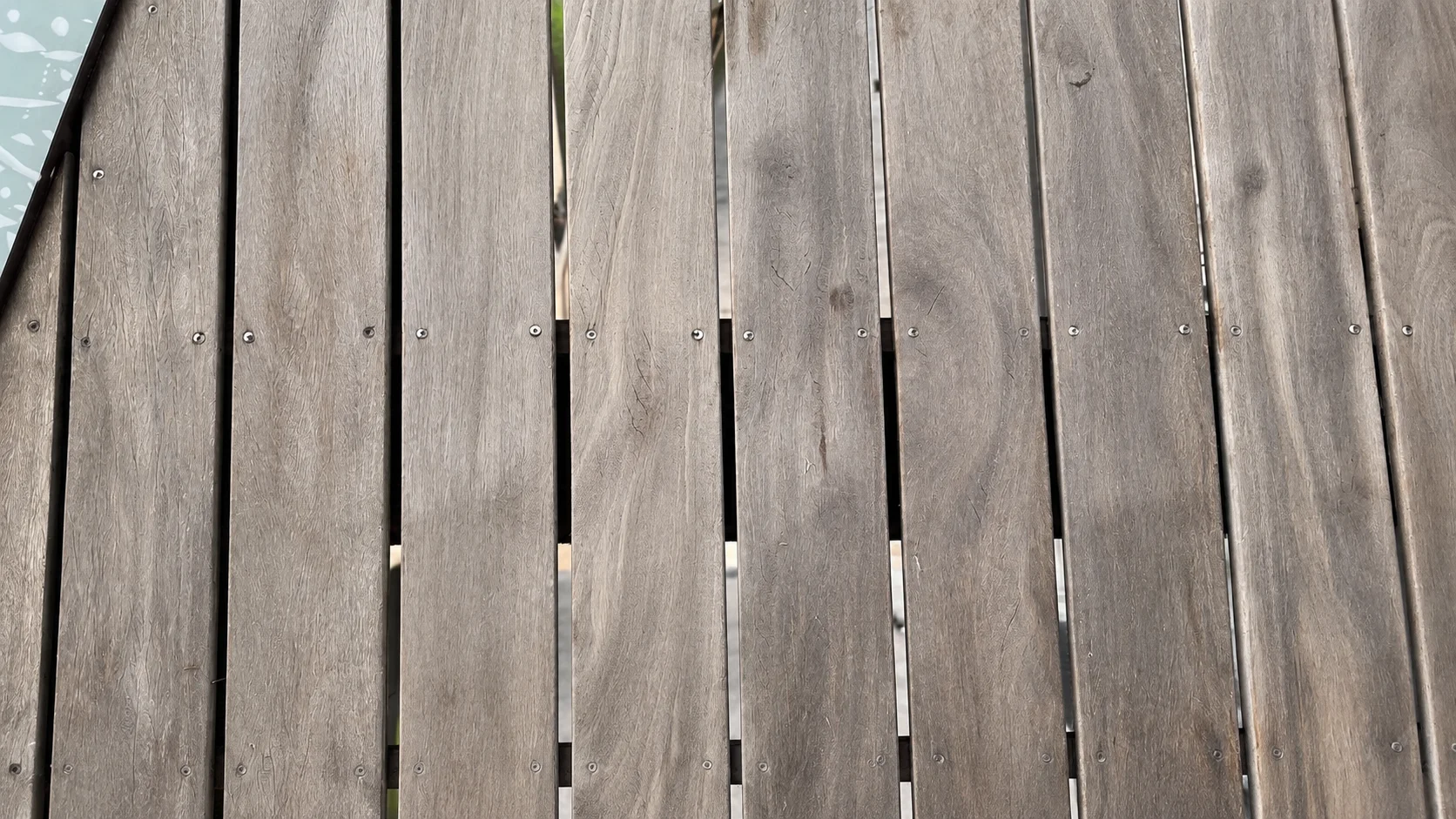 Detalle de tablas de cumarú grises y desgastadas