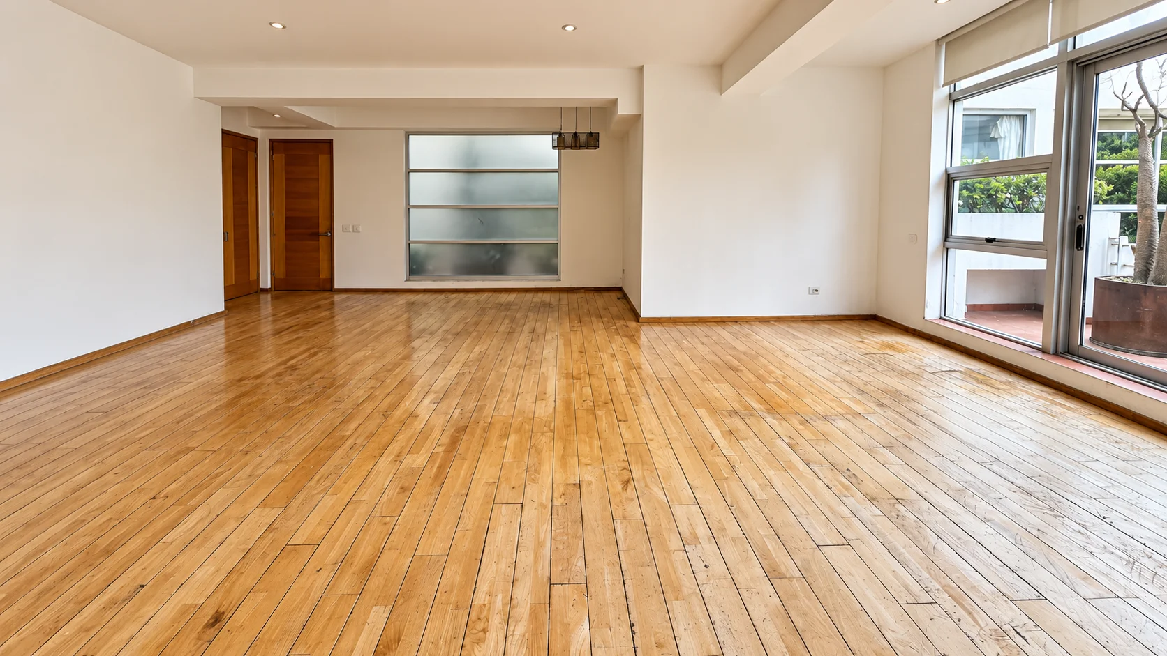 Habitación con piso de fresno opaco y maltratado