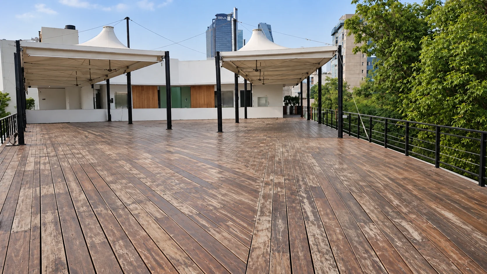 Terraza urbana con deck de madera desgastado antes del mantenimiento