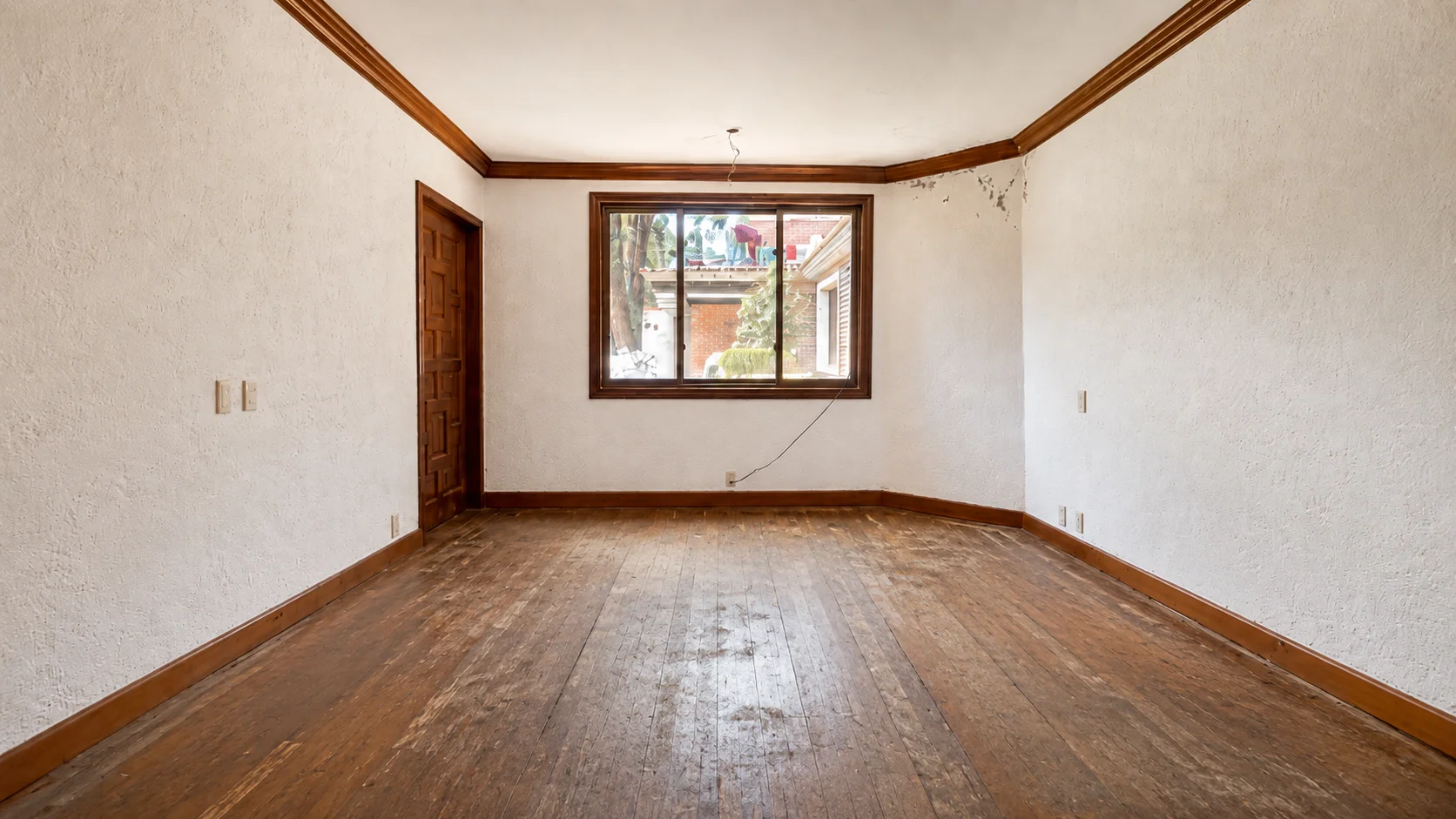 Piso con cenefa de encino antes de la restauración