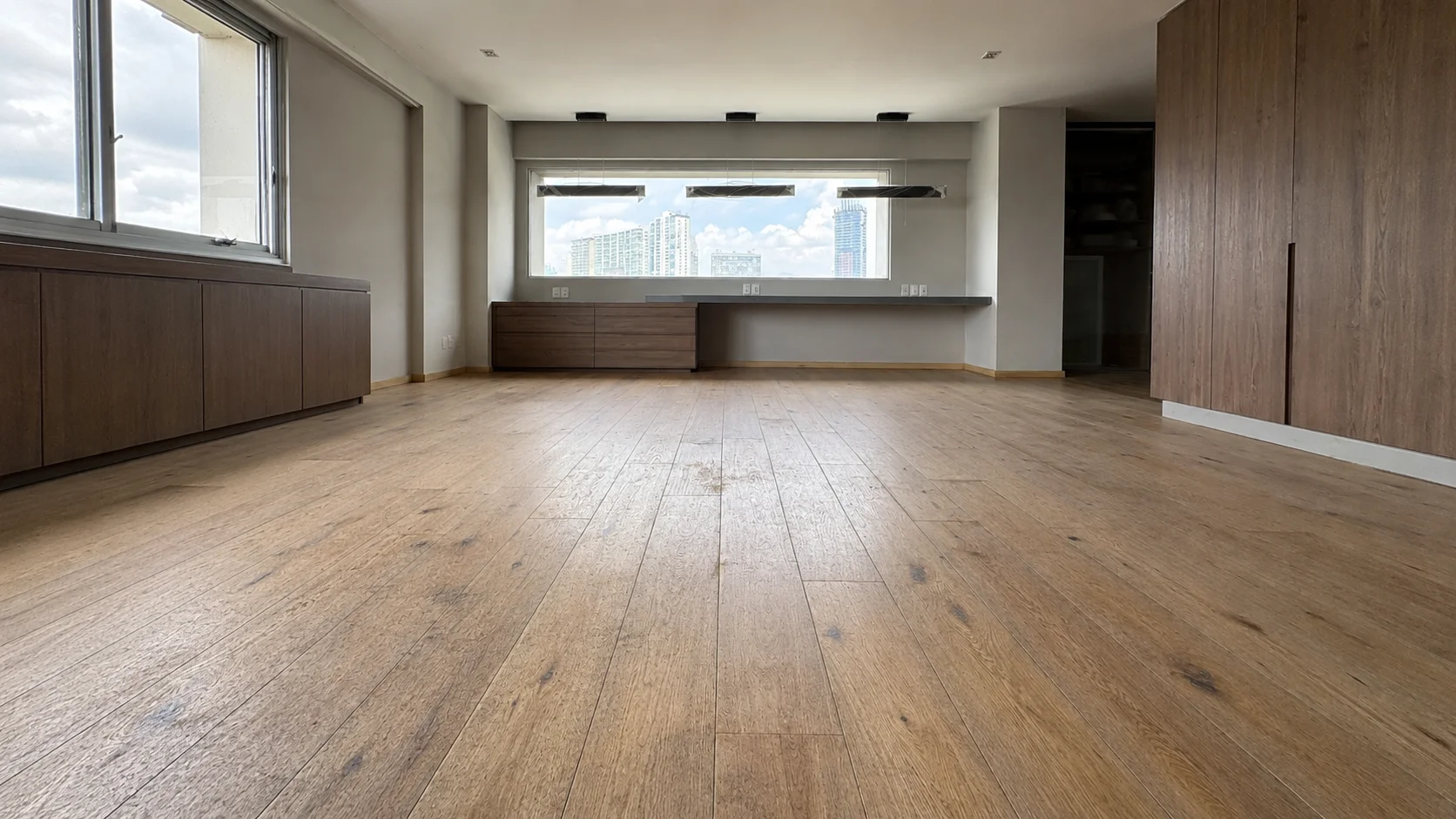 Piso de roble desgastado antes del servicio