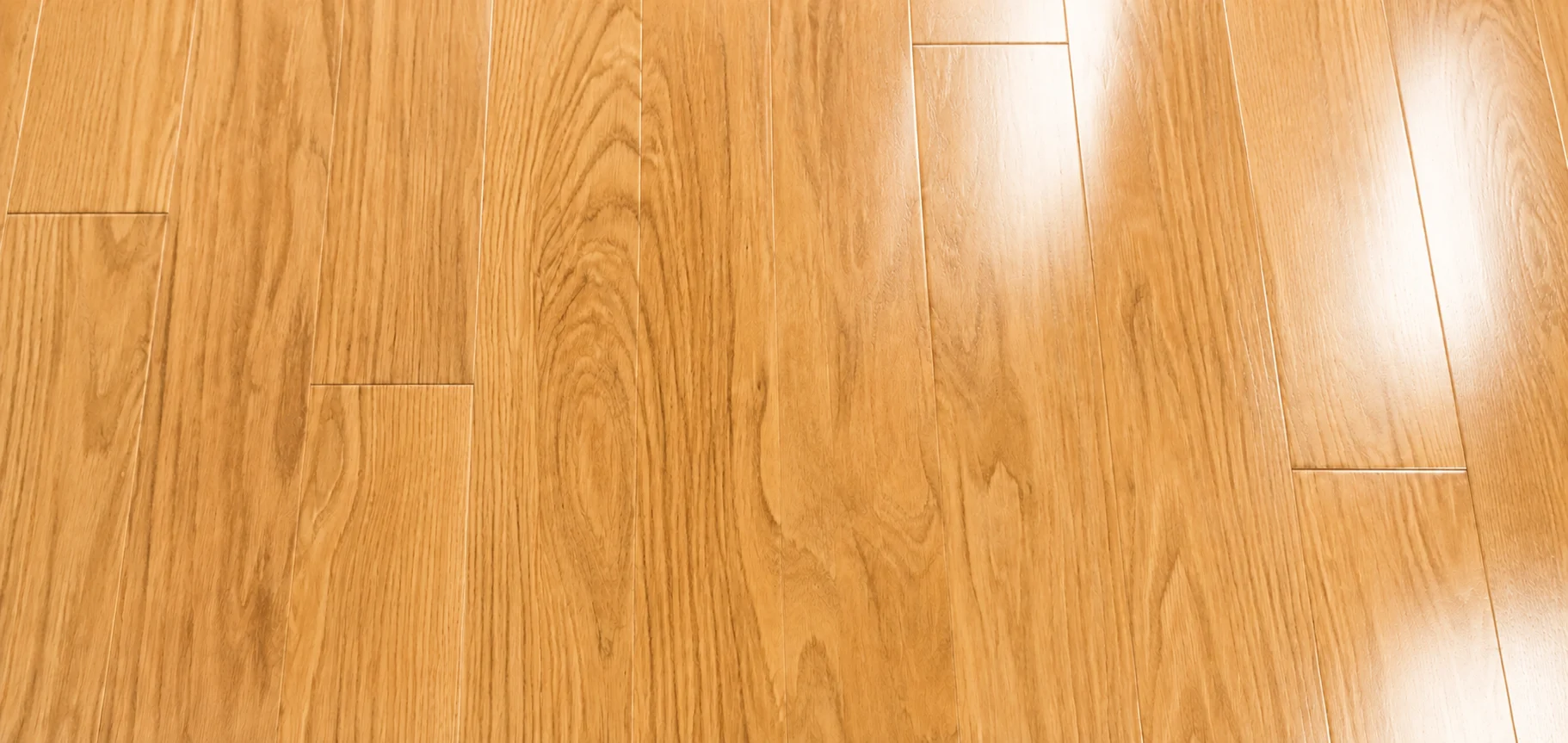 Piso de madera con acabado brillante