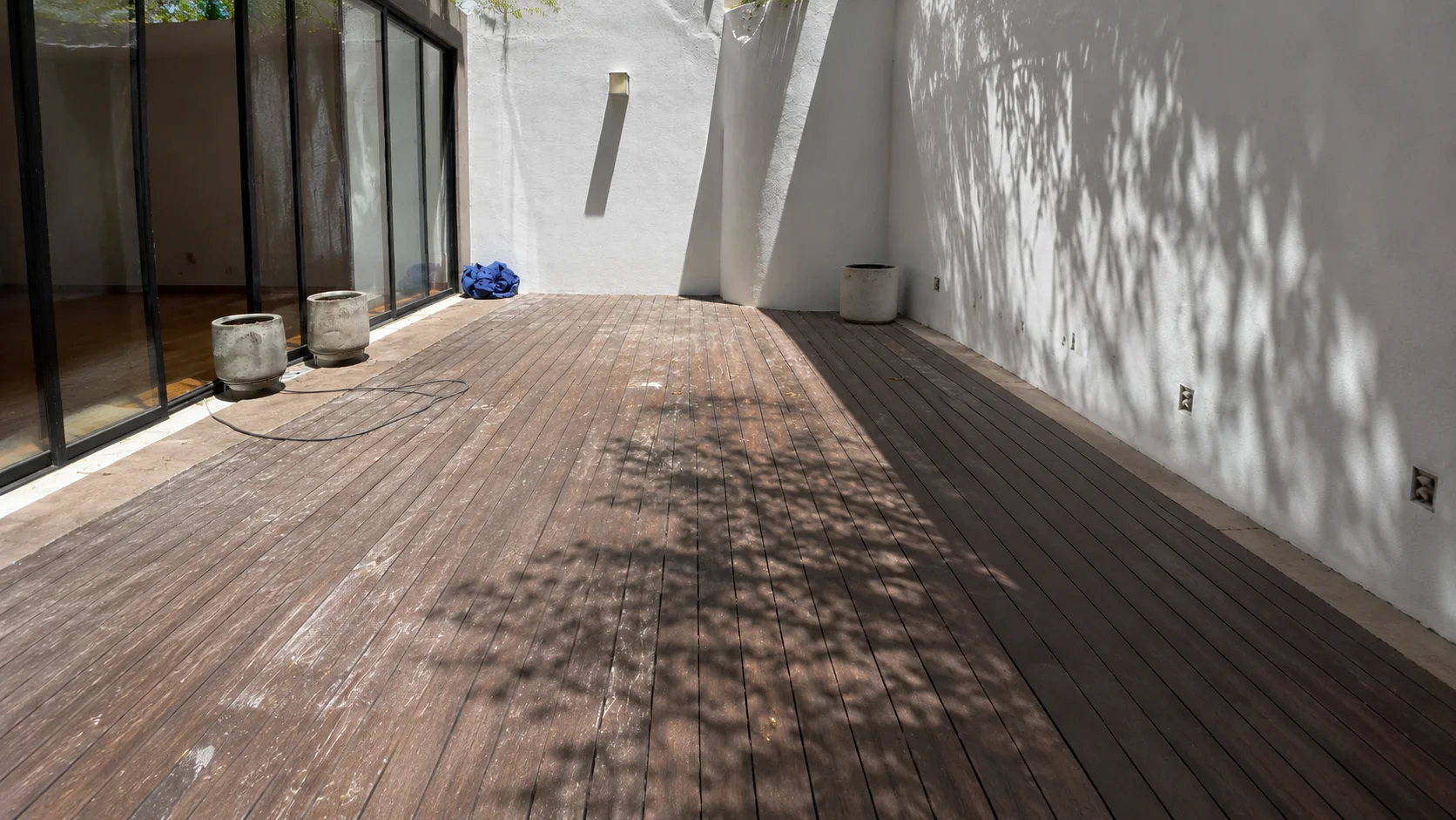 Terraza residencial con deck de cumarú antes del mantenimiento