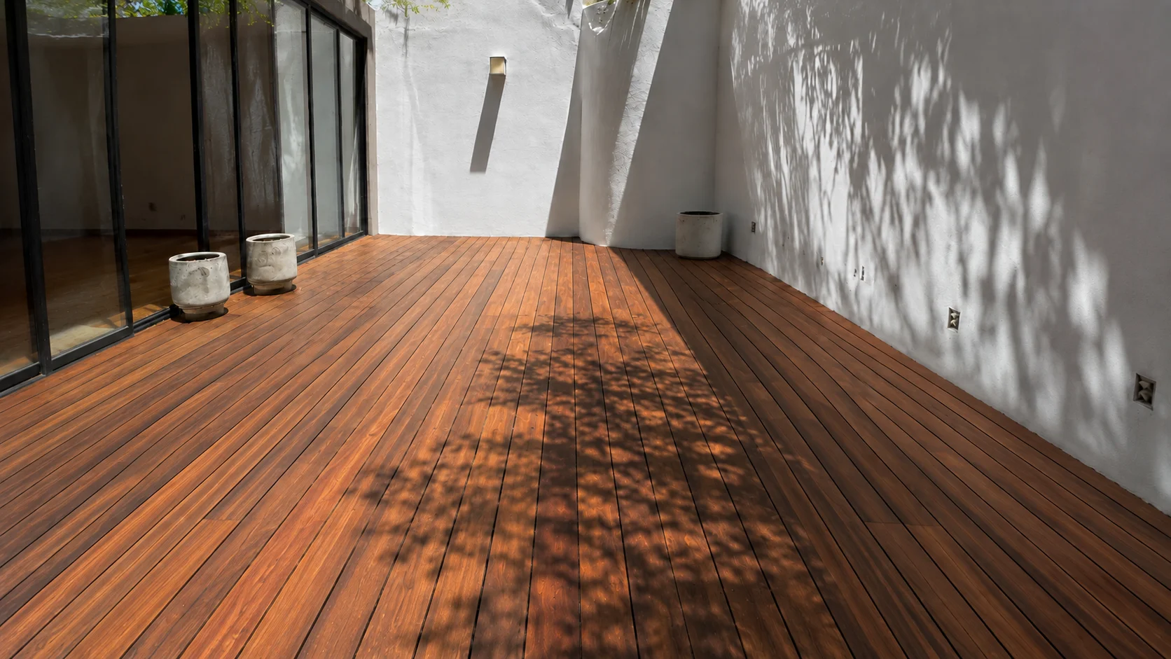 La misma terraza con el deck de cumarú pulido, aceitado y recuperado