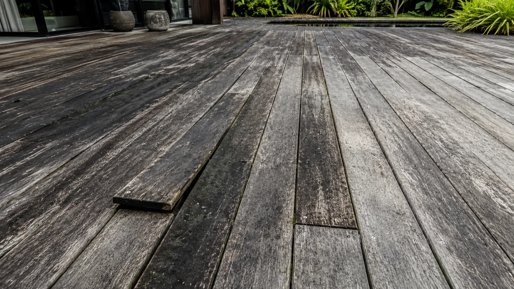 Tablas dañadas y levantadas en un deck exterior