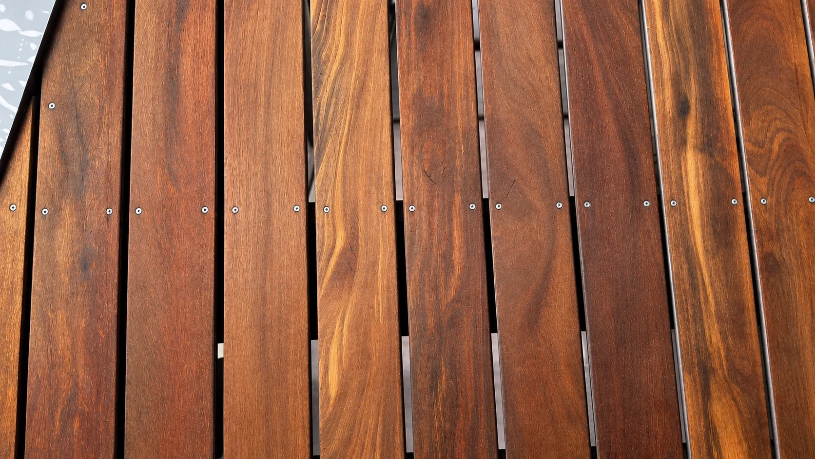 Detalle de las mismas tablas de cumarú con color y veta recuperados