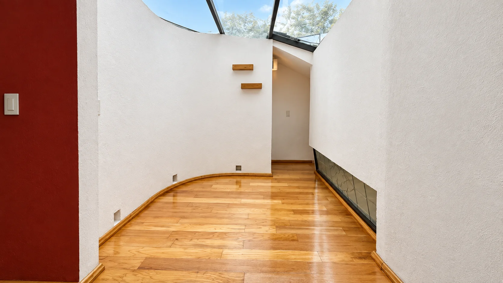Pasillo con piso de encino americano completamente reparado y terminado