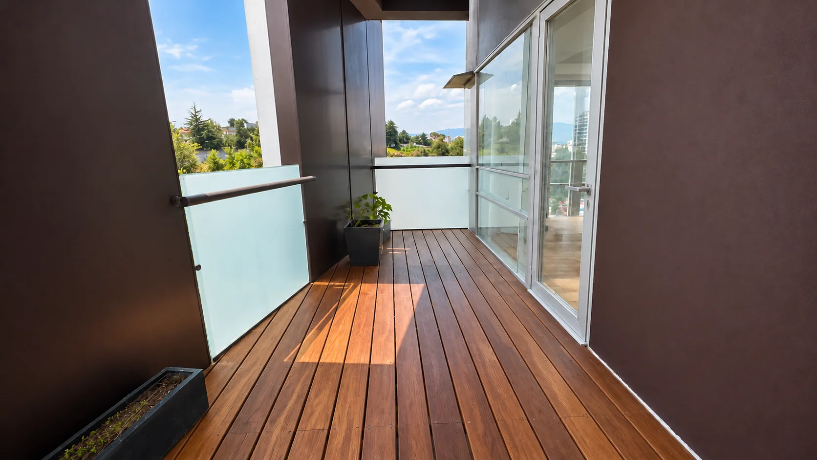 Balcón moderno con deck de cumarú renovado y protegido