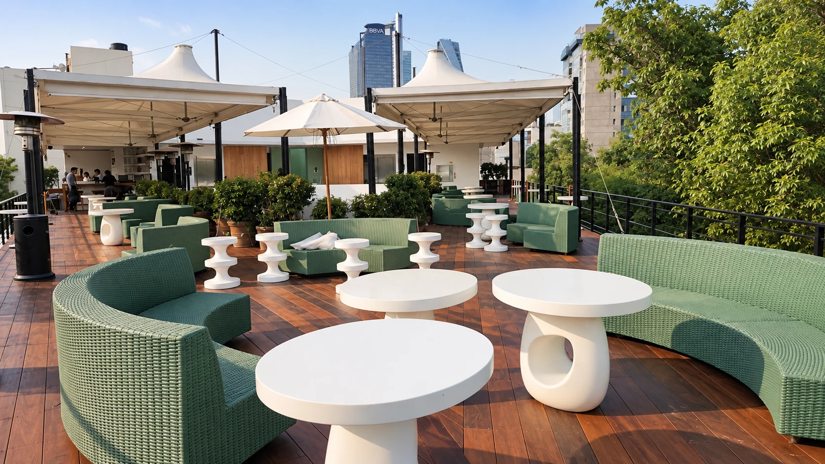 Terraza urbana con deck de madera renovado y lista para disfrutarse