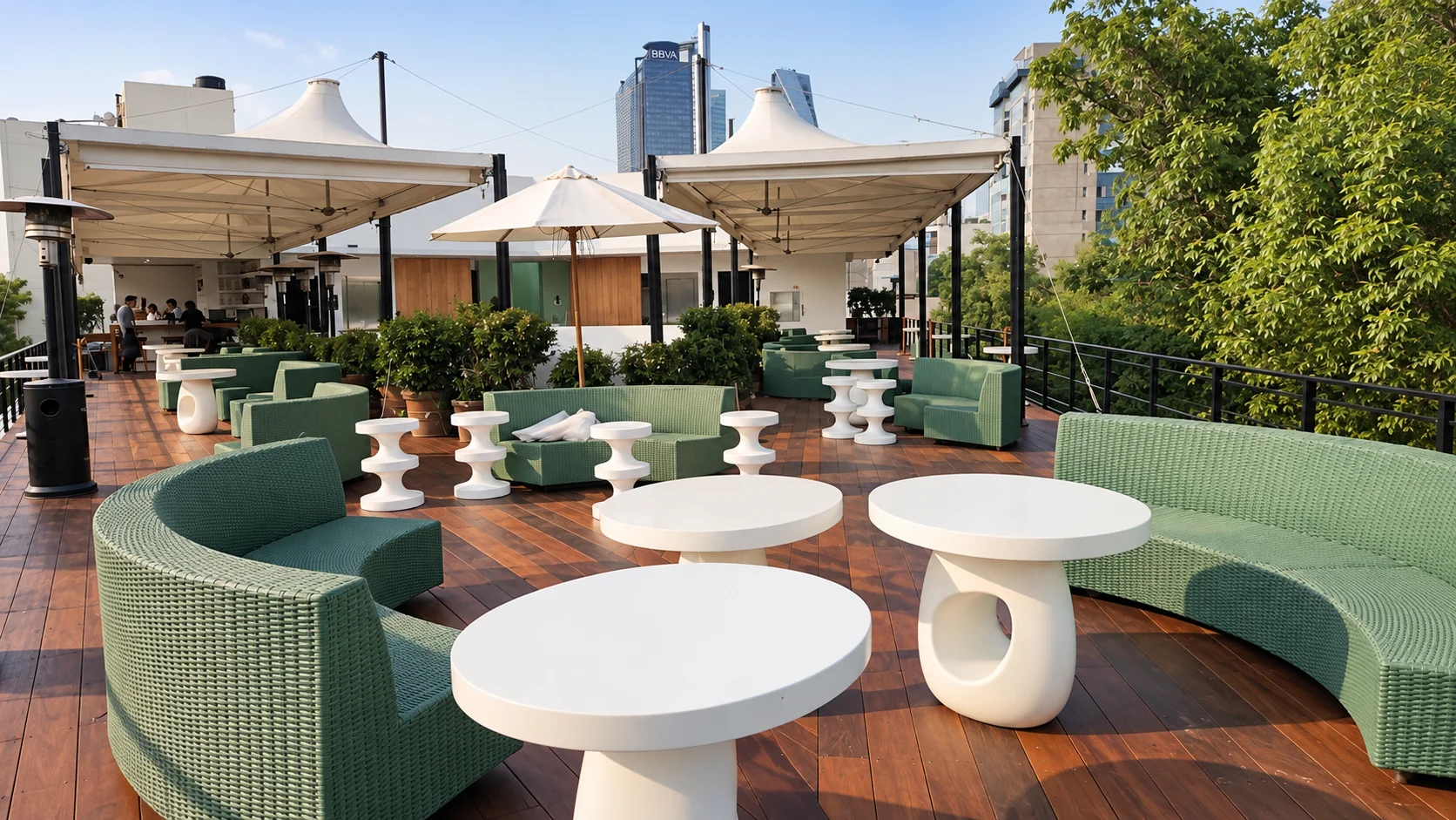 Terraza urbana con el deck de madera recuperado después del mantenimiento