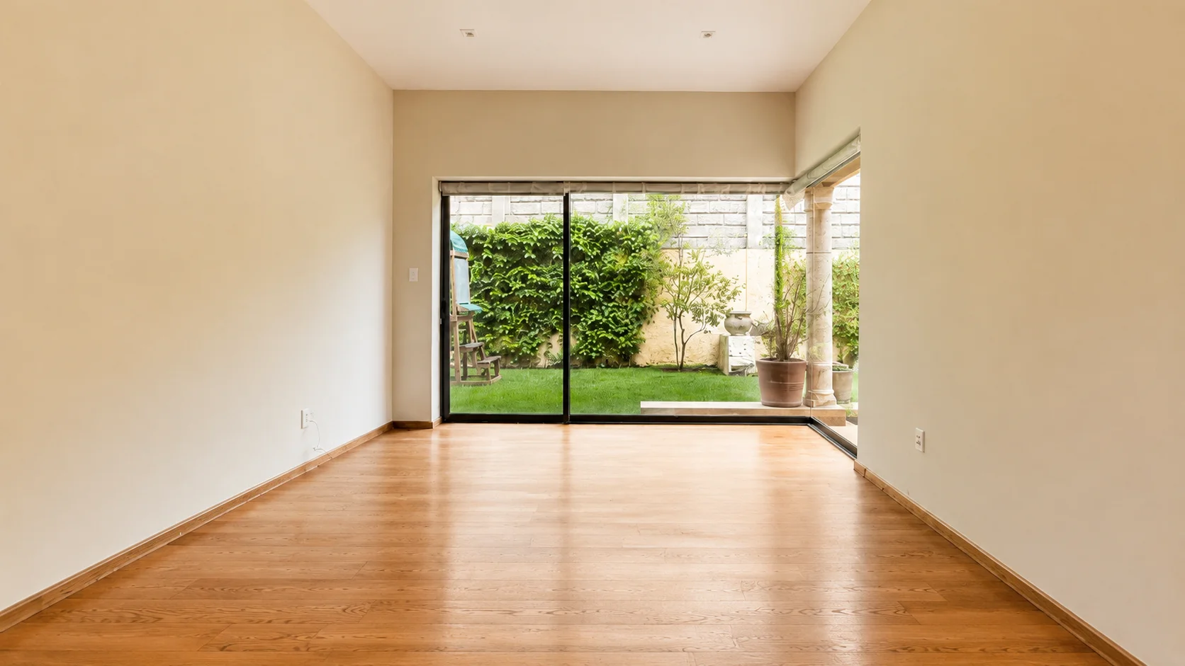 Habitación terminada con un piso de madera sólida y luz natural