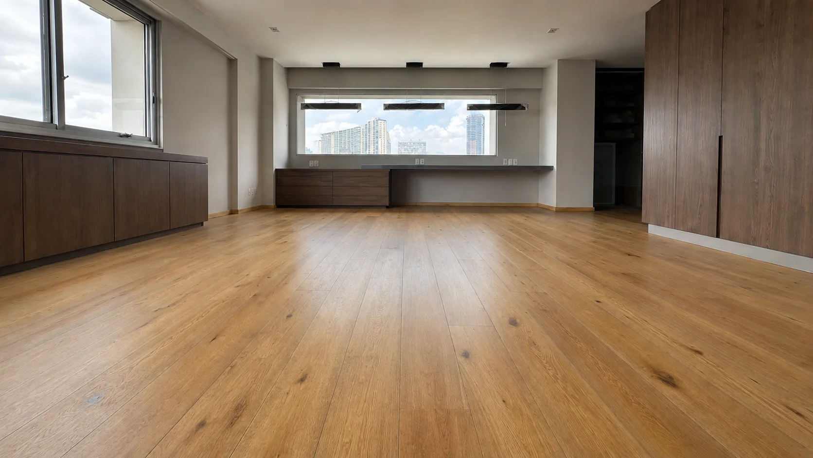 Piso de roble renovado después del servicio