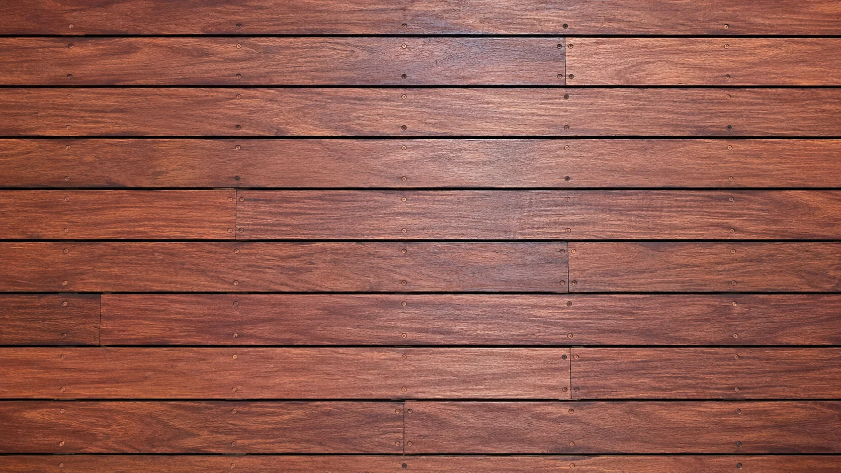 Detalle del color y la veta recuperados en un deck de cumarú