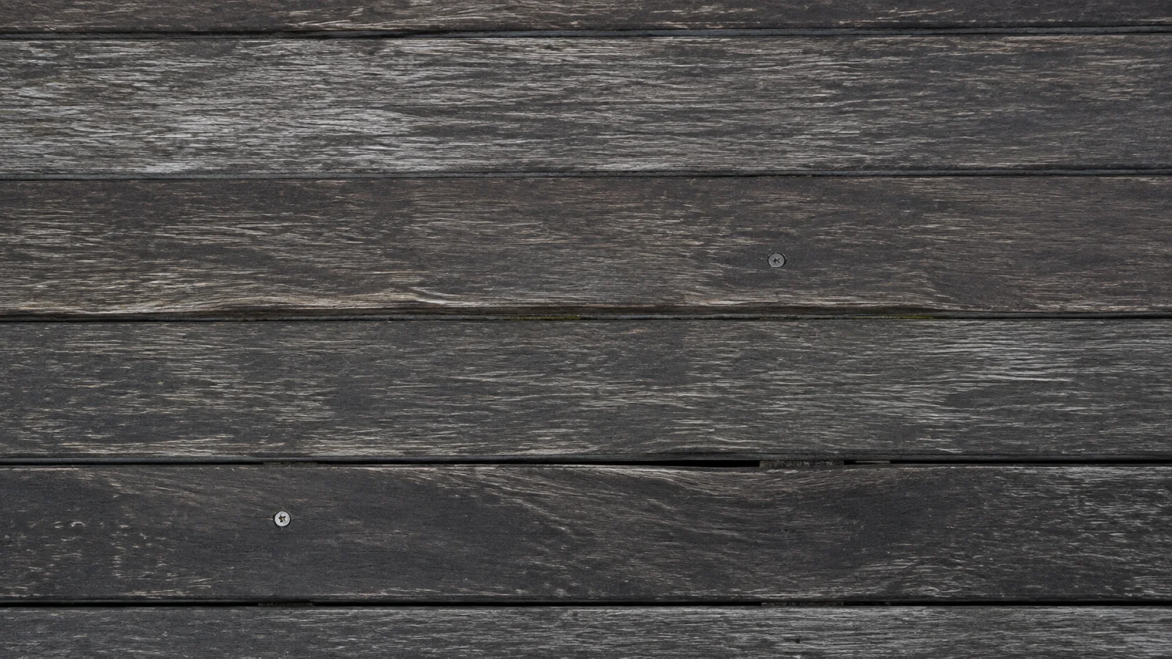 Detalle de una superficie de deck desgastada por la intemperie