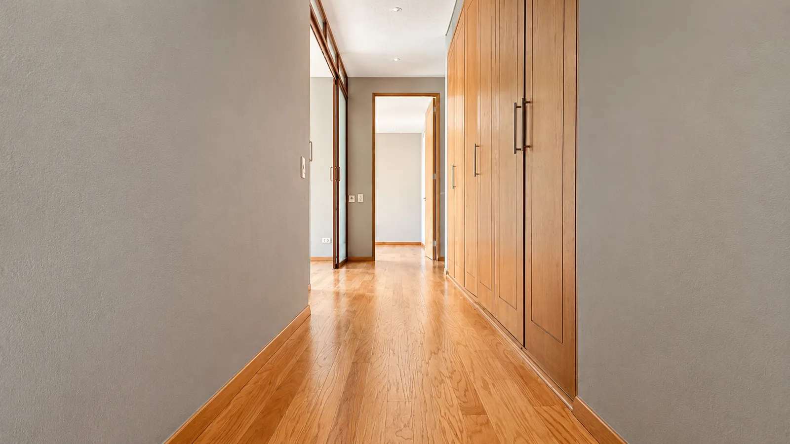 Piso de madera y carpintería a juego en pasillo residencial