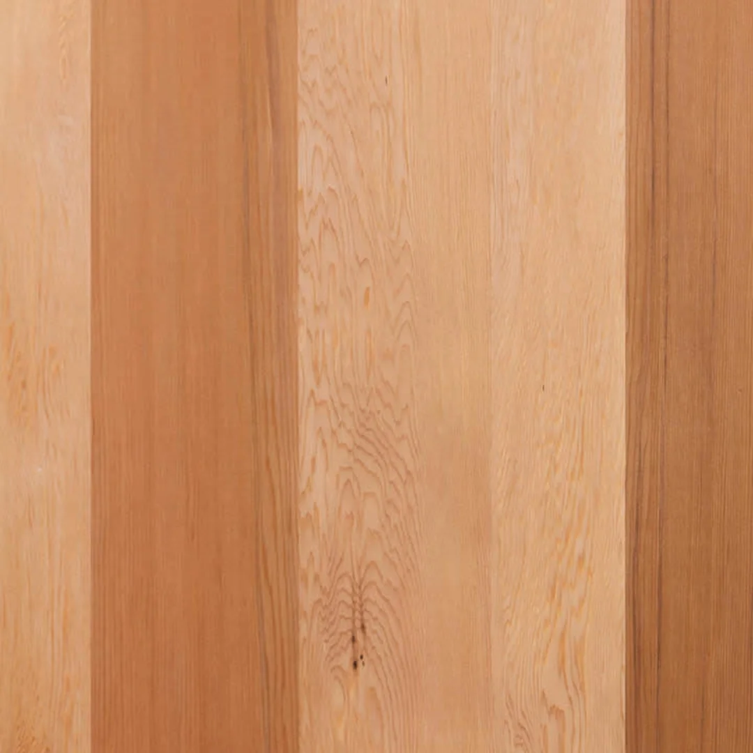 Detalle completo de la muestra de madera sólida Cedro