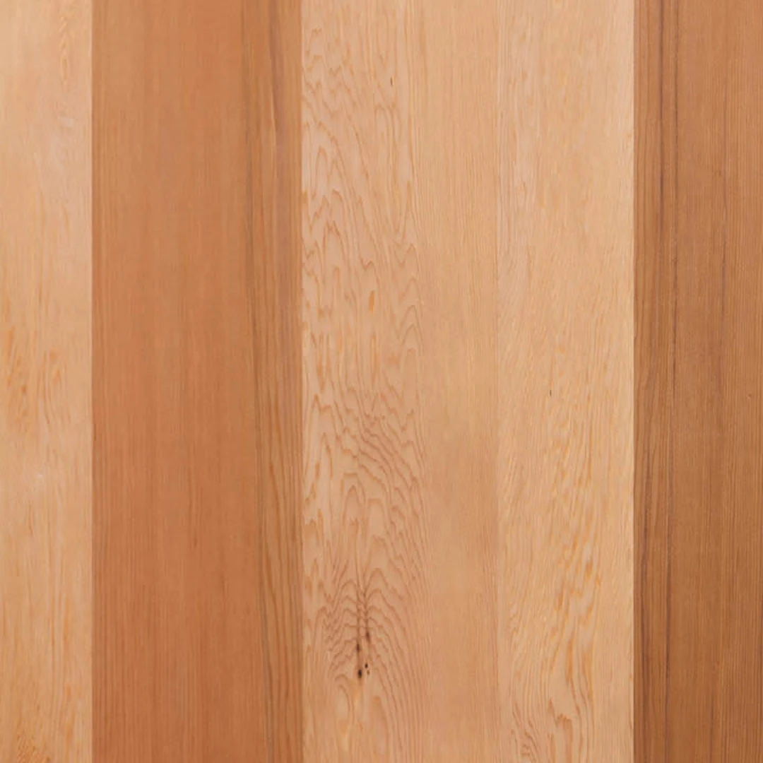 Muestra de duela de madera sólida Cedro: miel suave · matiz rosado