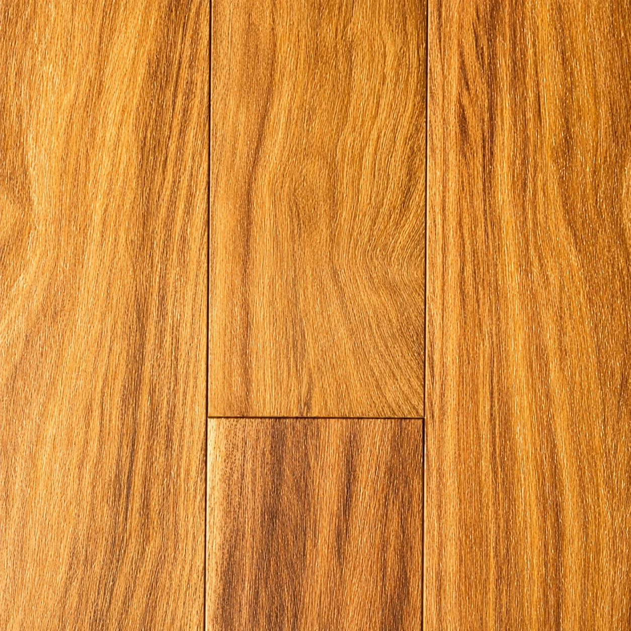 Muestra de duela de madera sólida Cumarú: dorado intenso · veta visible