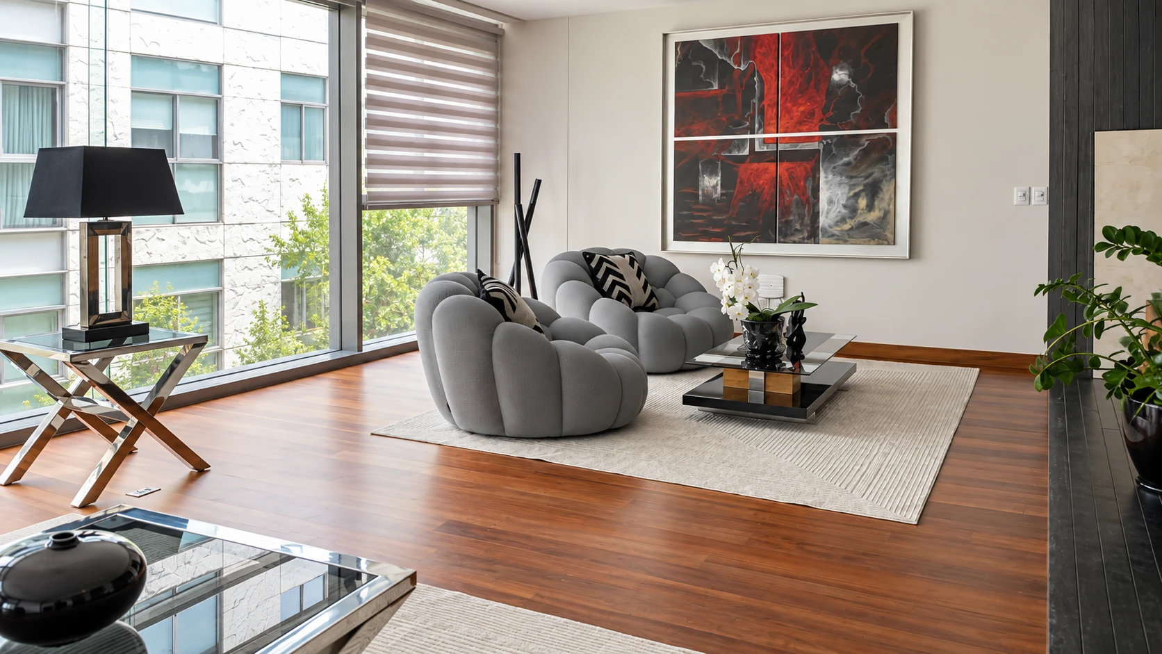 Sala contemporánea con duela de madera sólida instalada