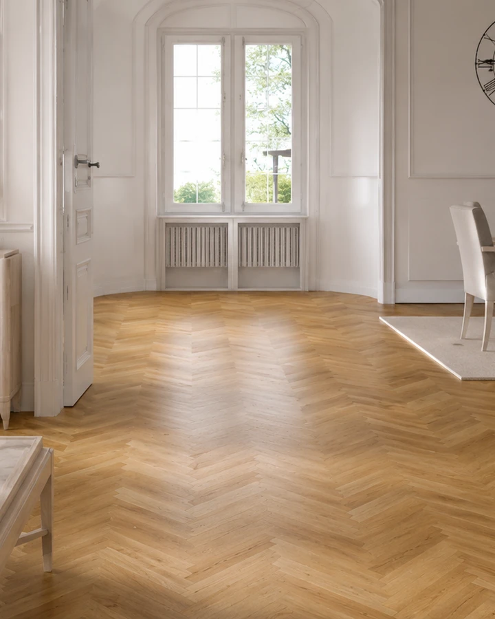 Piso de parquet y parqueleta colocado en patrón de espiga en una sala residencial