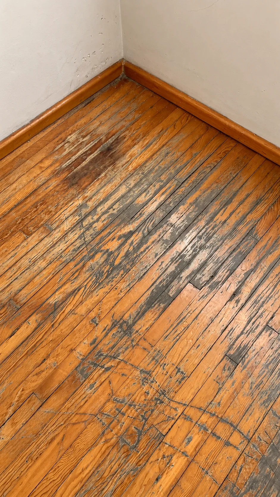 Piso de pino con desgaste profundo y múltiples rayones