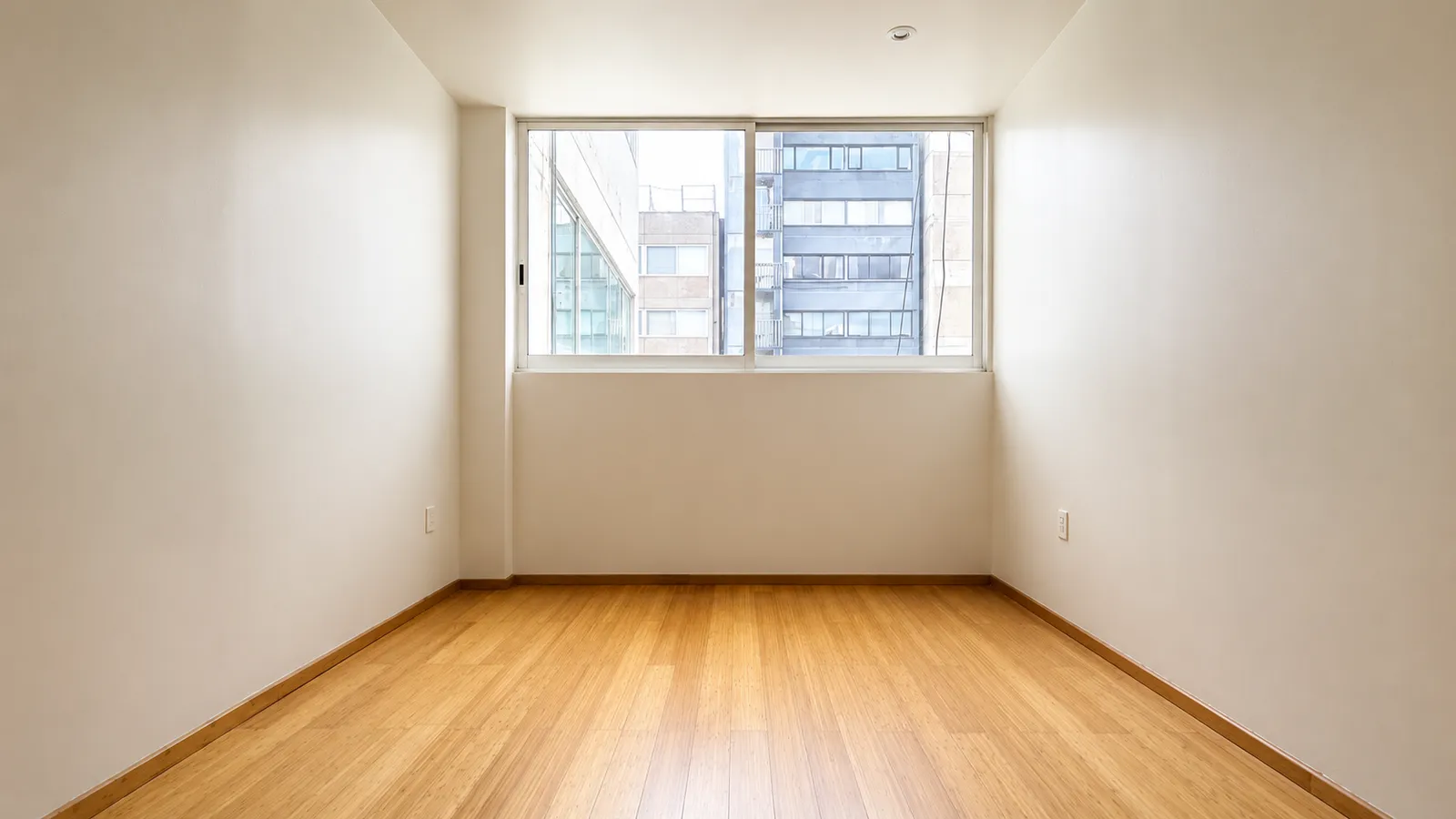 Piso de bambú natural instalado en una habitación luminosa de un departamento en CDMX