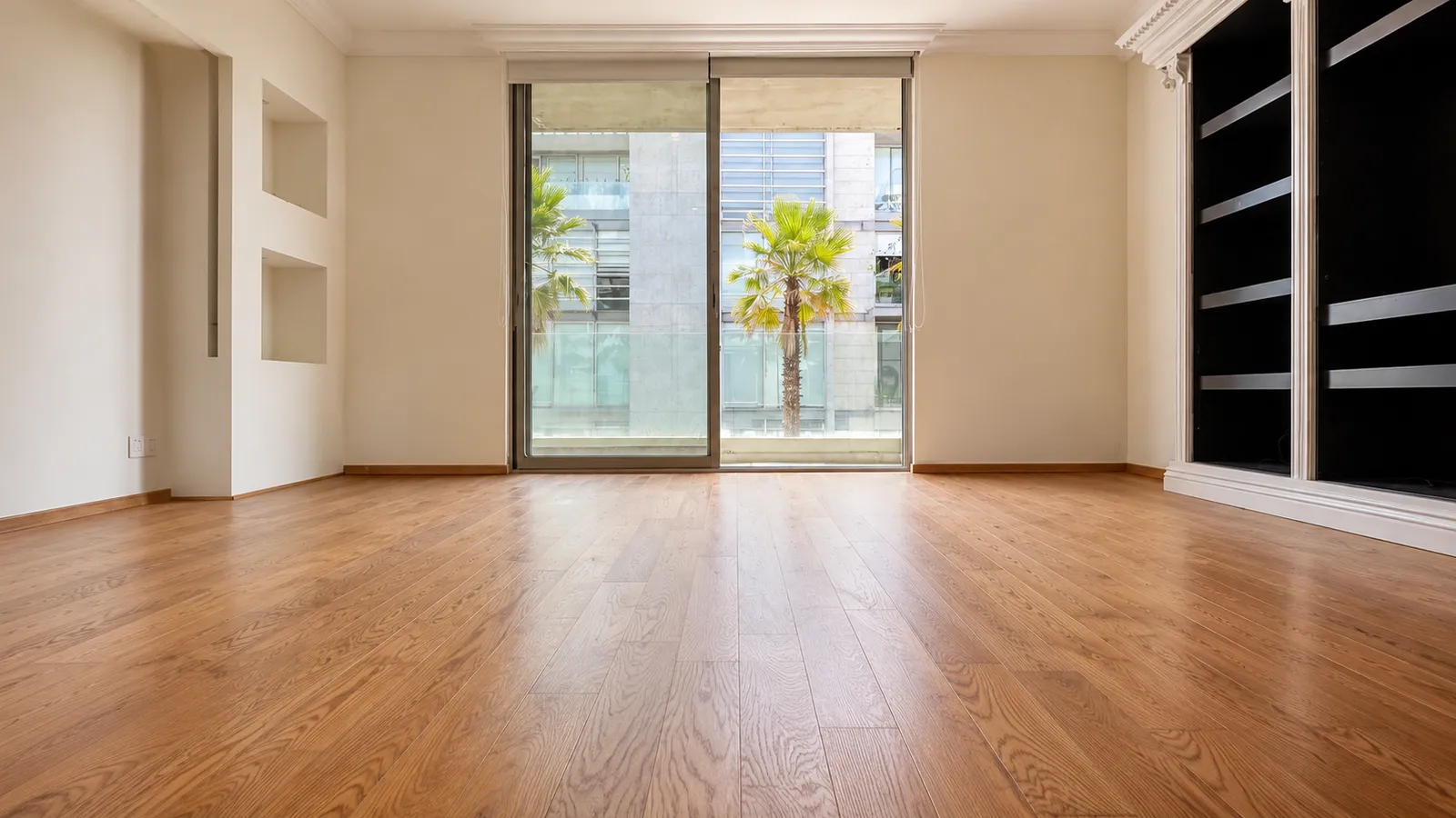 Piso de madera instalado en departamento moderno con ventanal