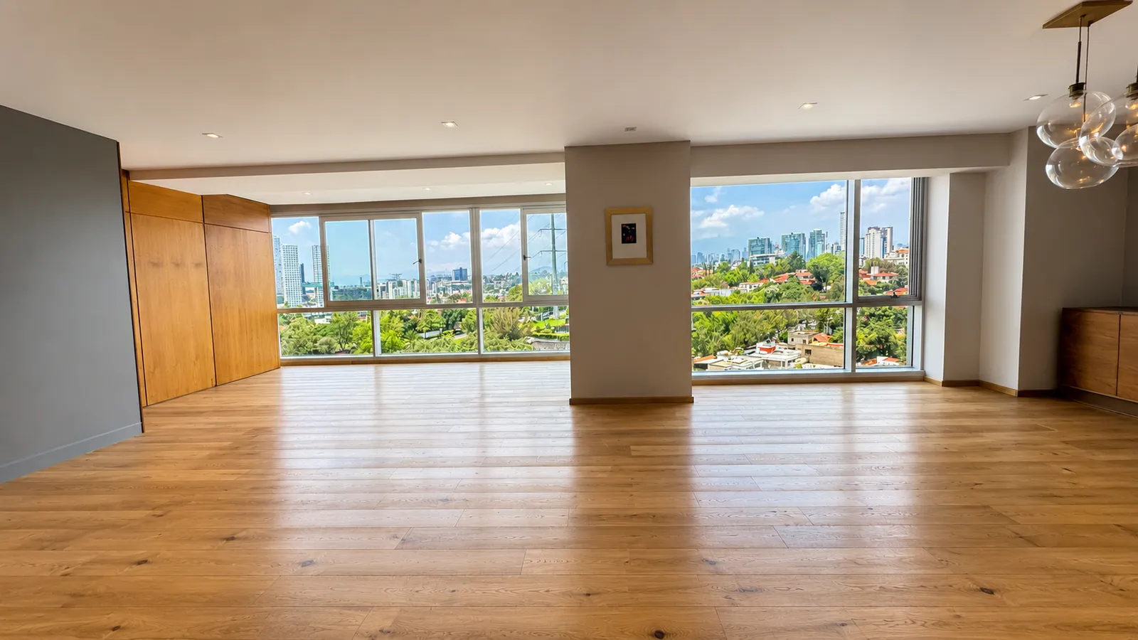 Duela de madera instalada en departamento amplio con ventanales panorámicos en Ciudad de México