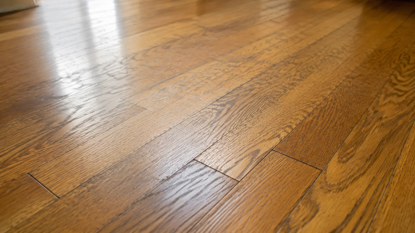 Piso de madera con veta visible y acabado protegido