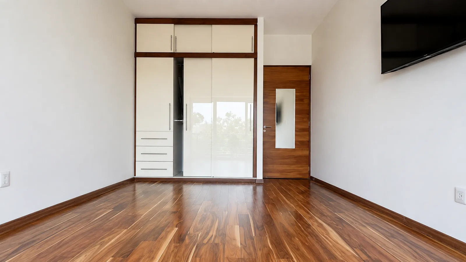 Piso de madera natural instalado en recámara moderna con clóset blanco en CDMX