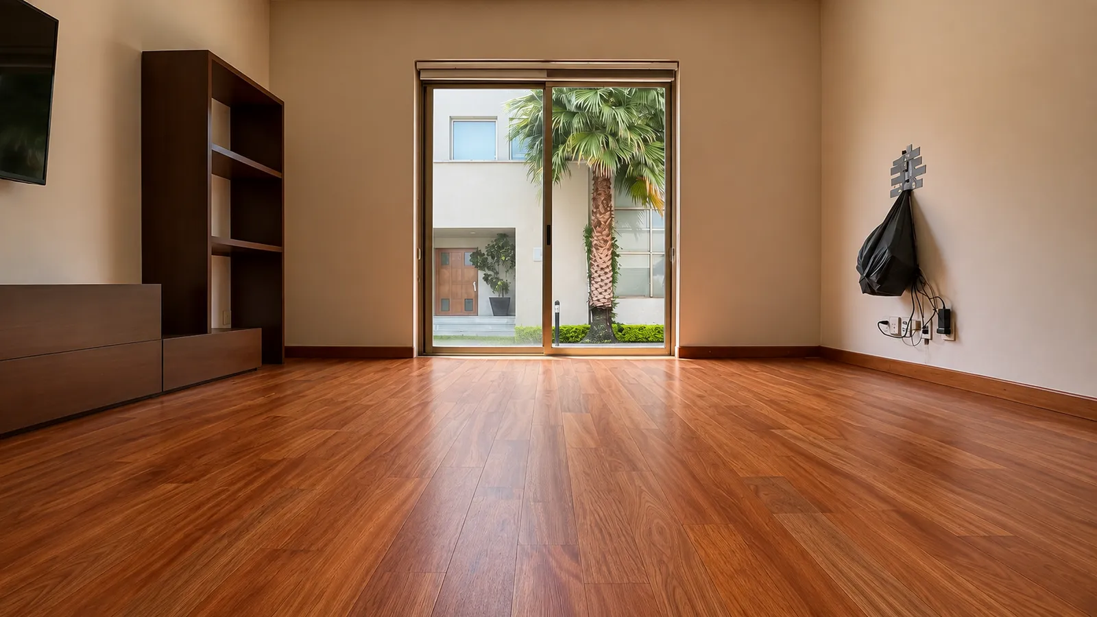 Piso de madera natural de tono cálido en una residencia con vista al jardín en CDMX