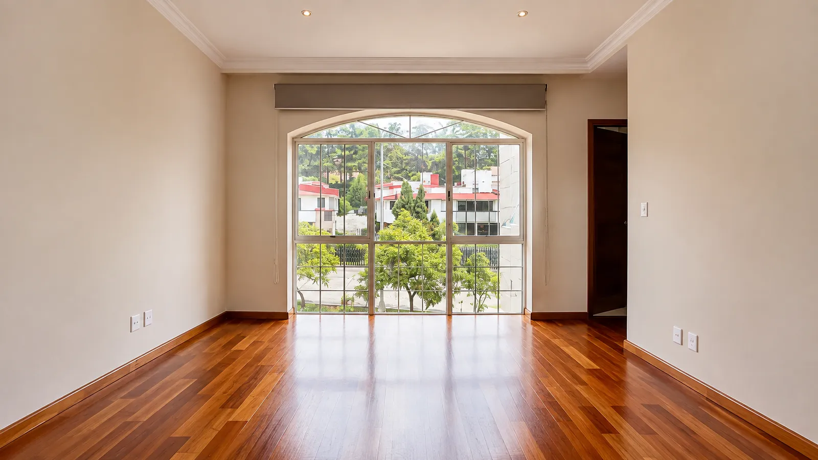 Piso de madera de tzalam con acabado brillante en una estancia residencial de Ciudad de México