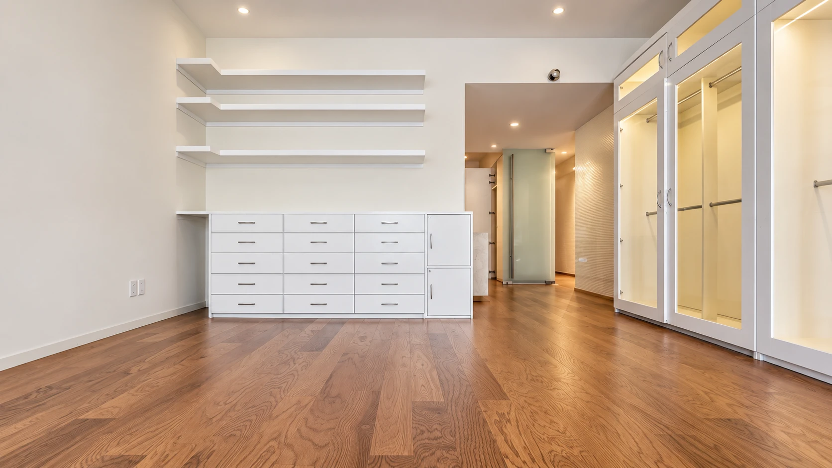 Piso de ingeniería instalado en un vestidor residencial