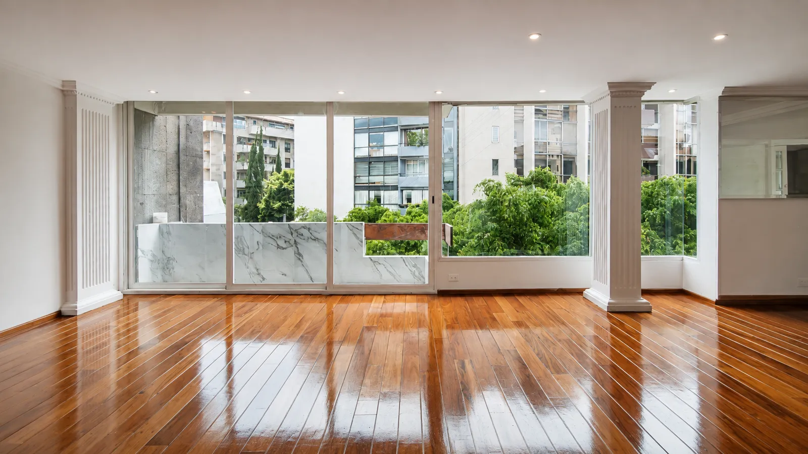 Piso de madera pulido y barnizado con acabado brillante en departamento de CDMX
