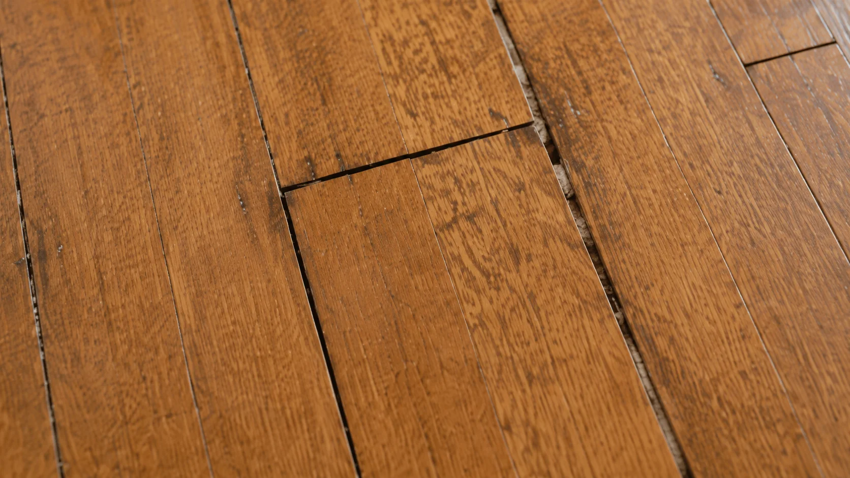 Piso de madera con juntas abiertas y piezas levantadas