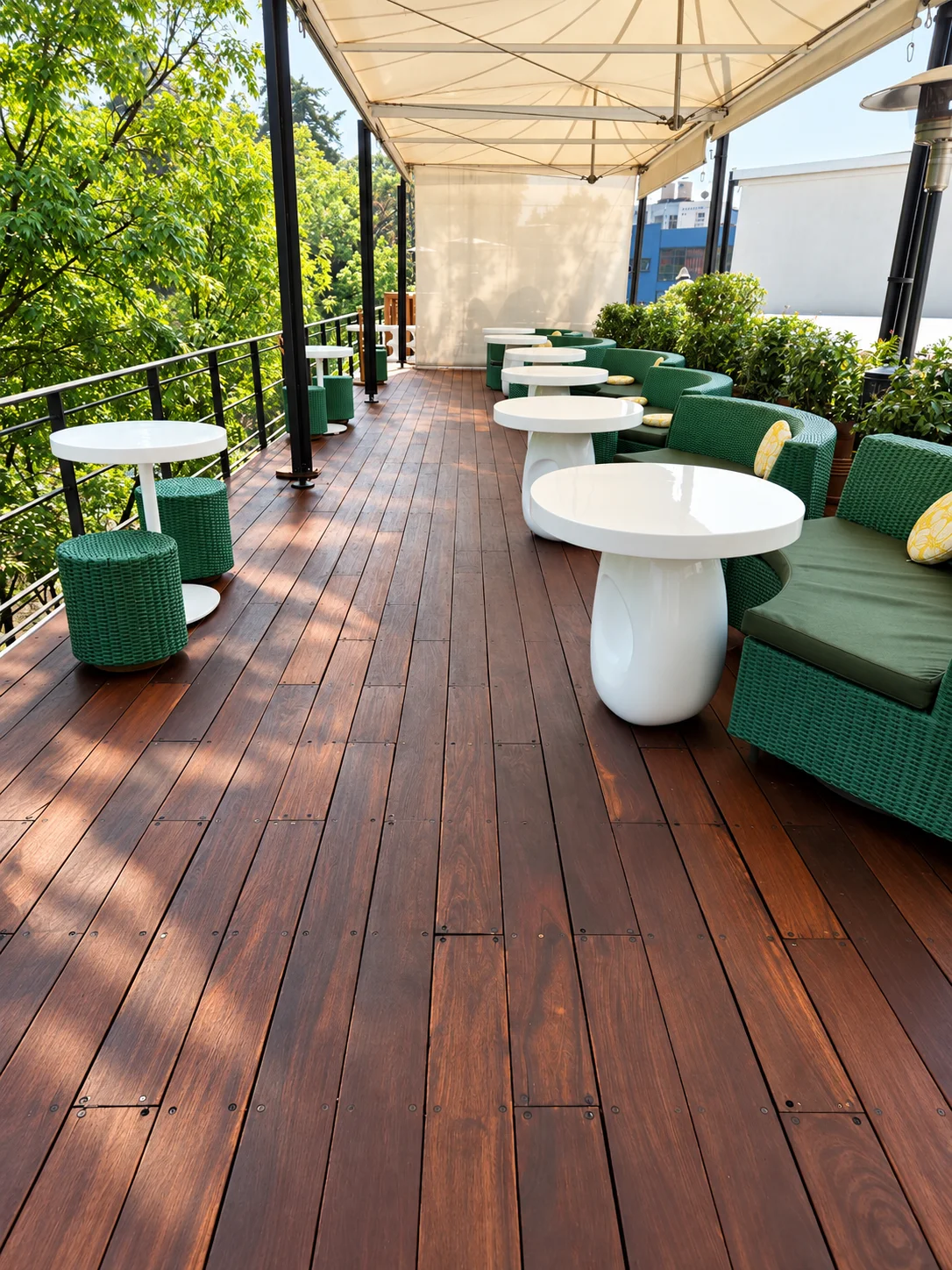 Terraza moderna rodeada de vegetación con deck de madera cuidado